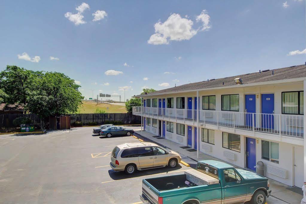Red Roof Inn San Antonio E - Frost Bank Center Exterior foto